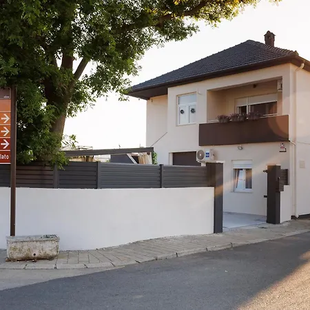 Casa de Férias Dvori Dida Drage *